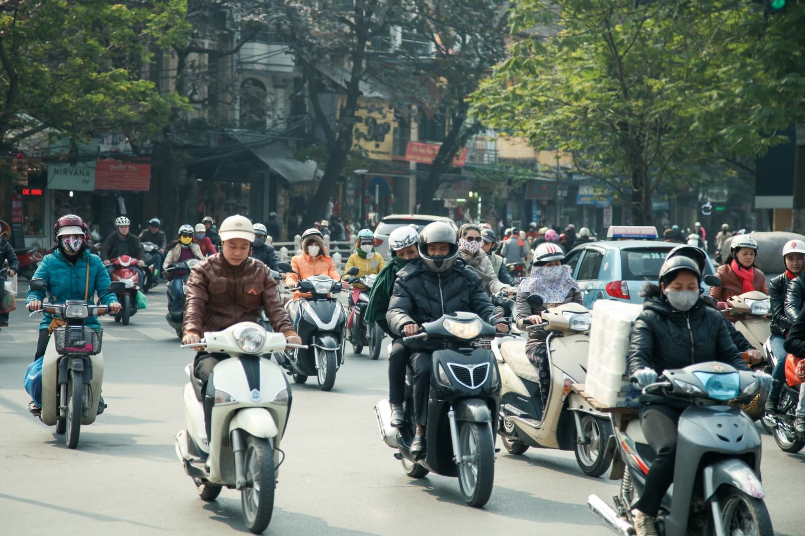 「ベトナムハノイ市街のバイク文化」の写真