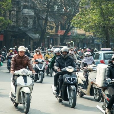 ベトナムハノイ市街のバイク文化の写真