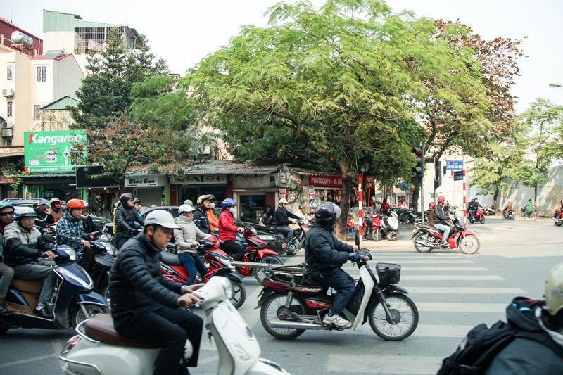 ハノイ市街のバイク風景の写真