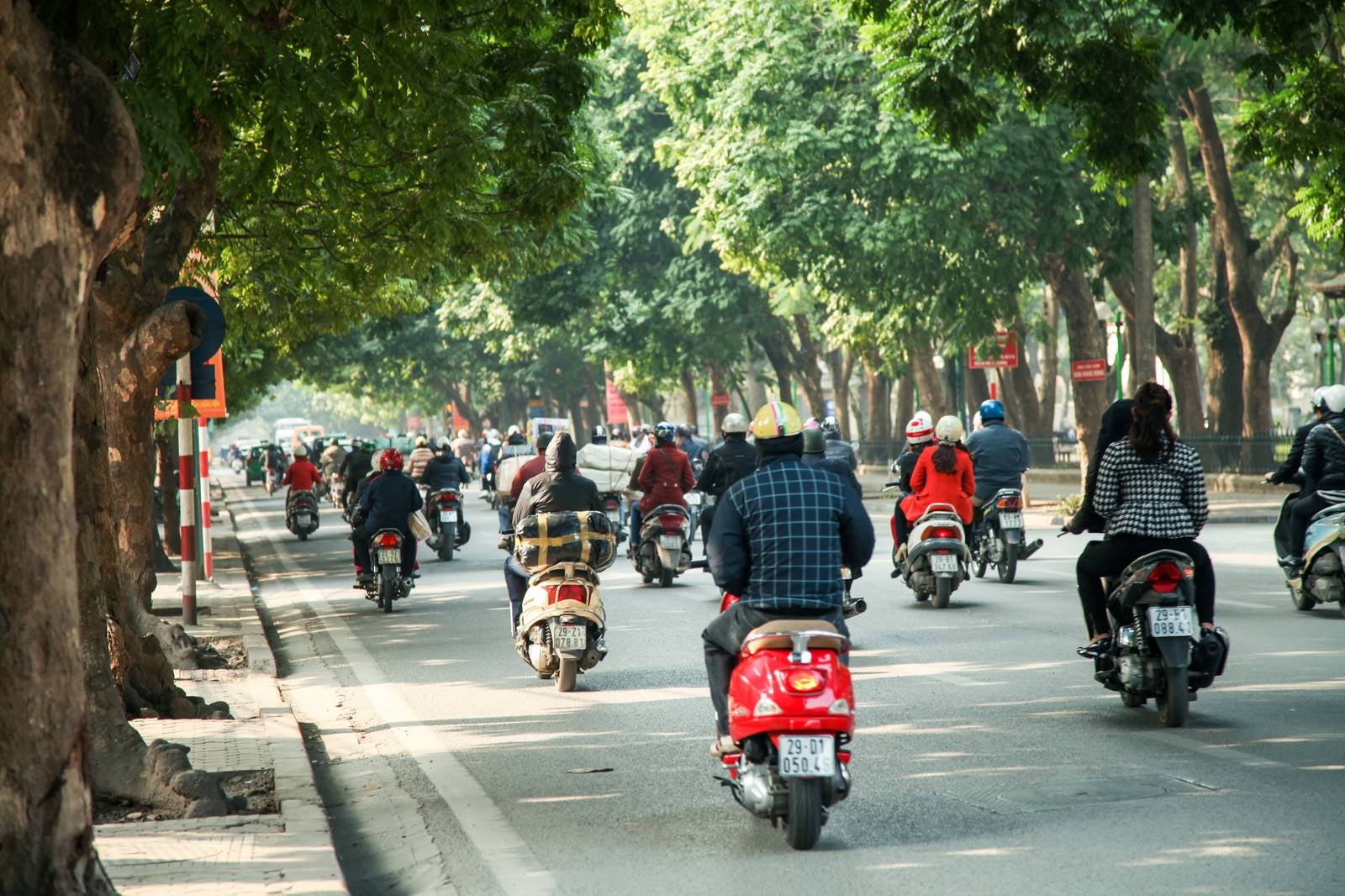 「ベトナム市街のバイク事情」の写真