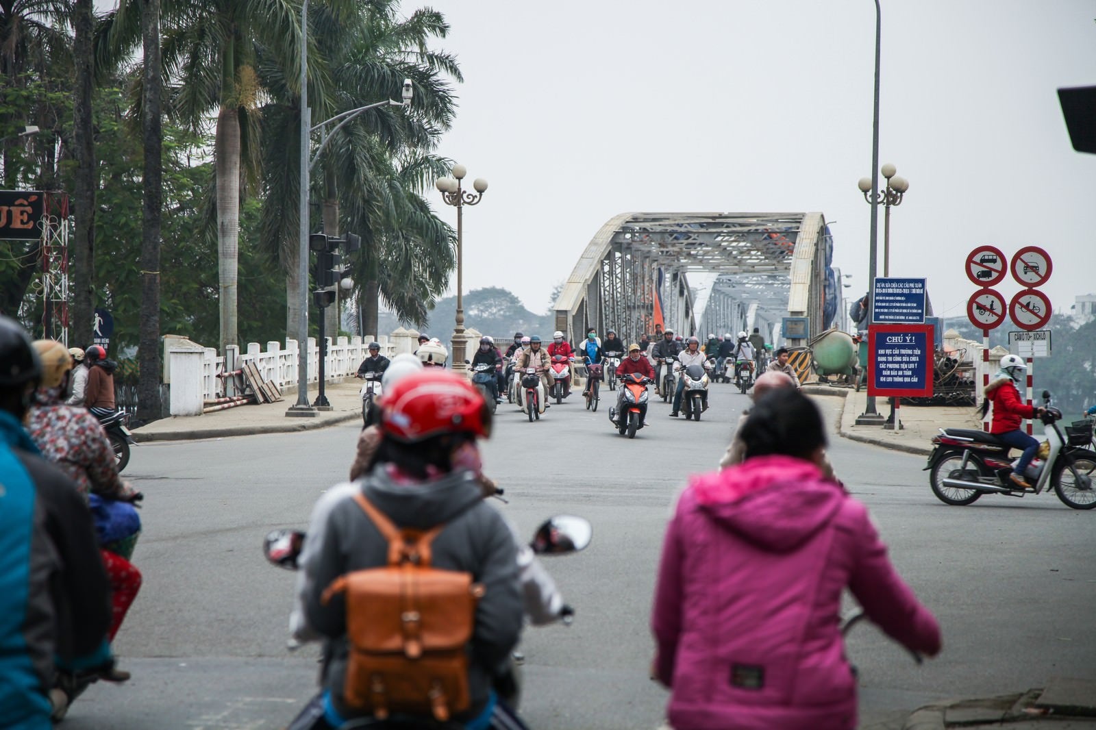 「鉄橋を渡るバイク族（ベトナムフエ）」の写真