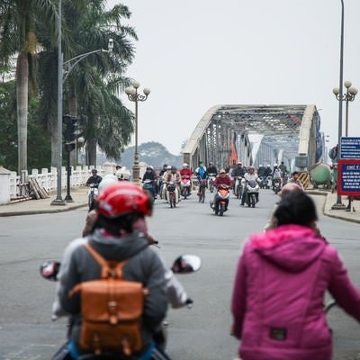 鉄橋を渡るバイク族（ベトナムフエ）の写真