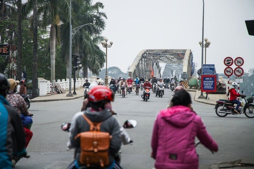 鉄橋を渡るバイク族（ベトナムフエ）の写真