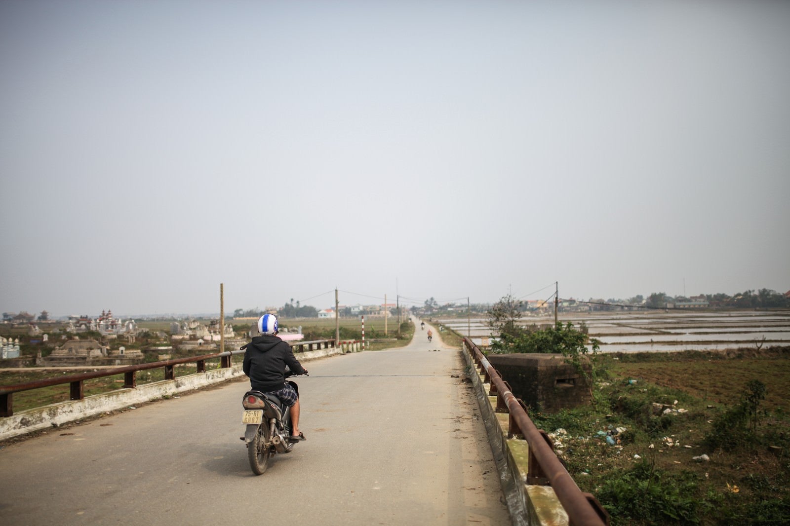 「フエ（ベトナム）の田舎道と走行するバイク」の写真
