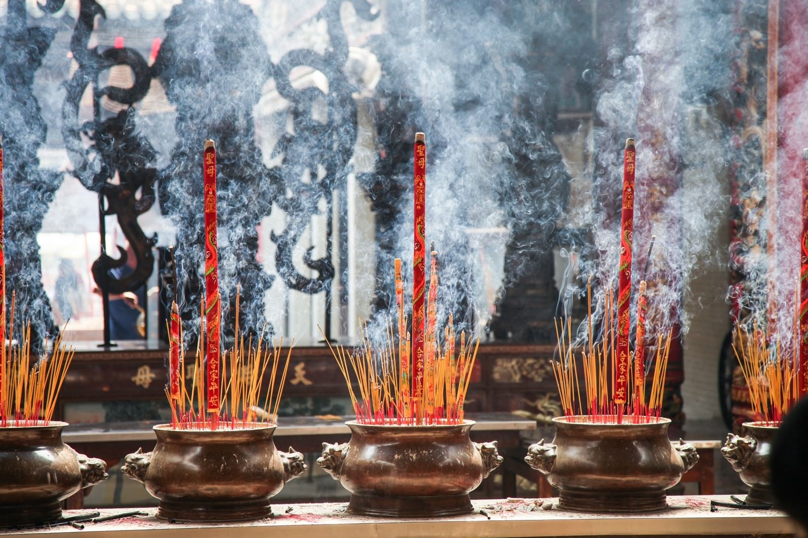 「天后宮（ティエンハウ廟）の線香と煙」の写真