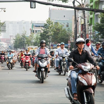 ベトナム（ホーチミン）市街地を走行するバイク集団の写真