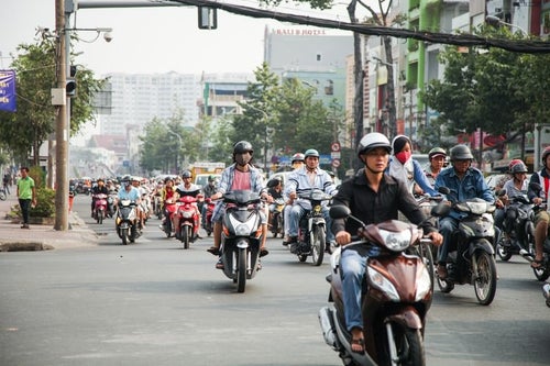 ベトナム（ホーチミン）市街地を走行するバイク集団の写真