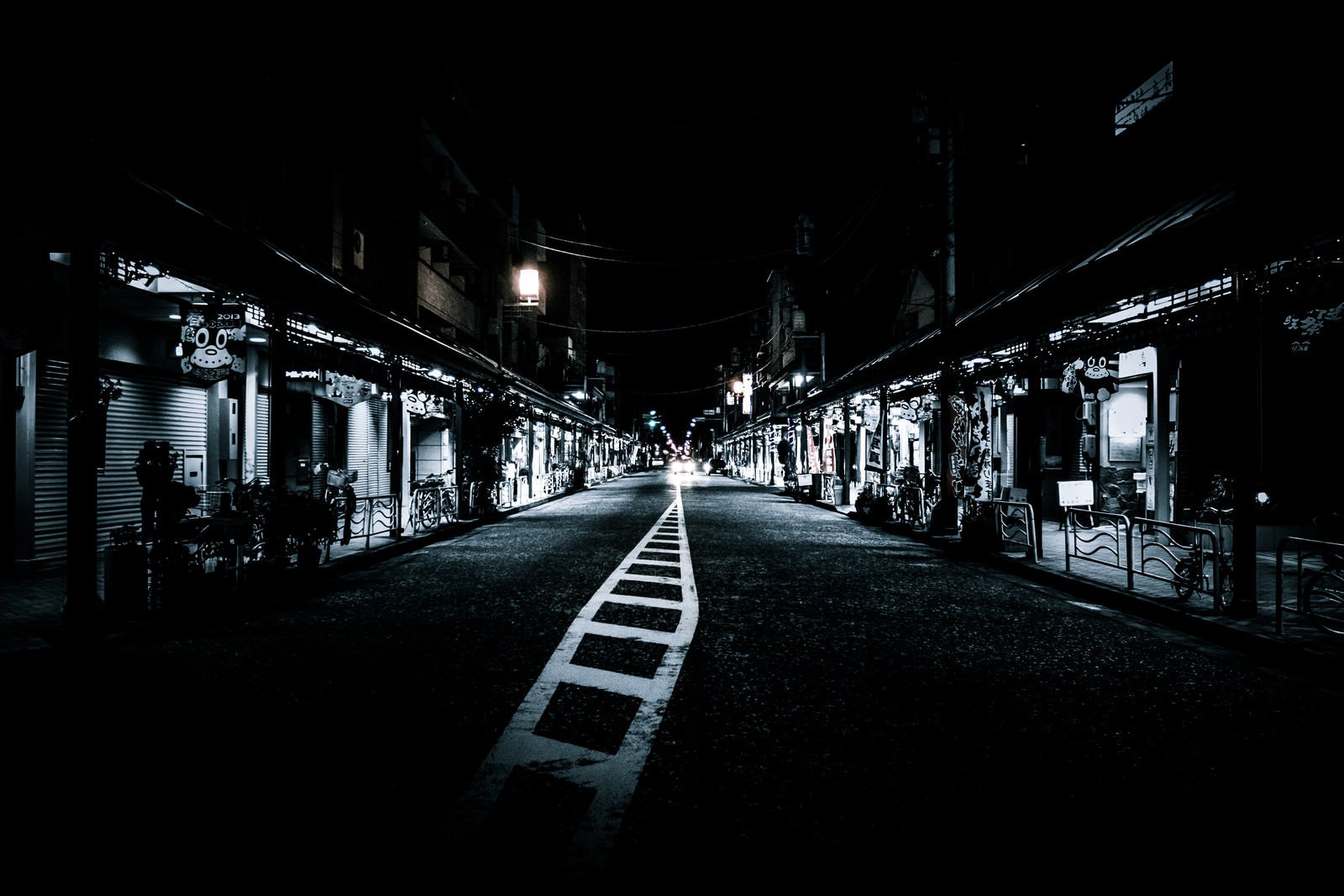「寝静まる夜の商店街」の写真