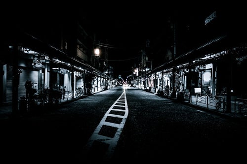 寝静まる夜の商店街の写真
