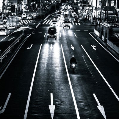 夜の交通の写真