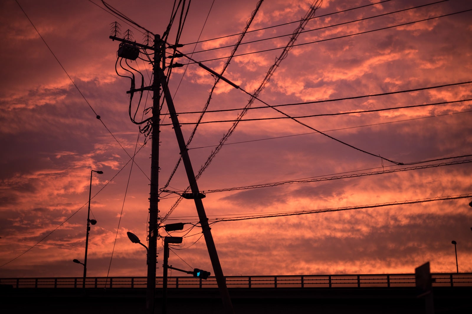 「夕暮れと電柱のシルエット」の写真