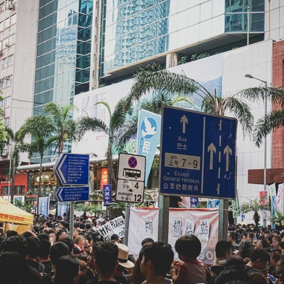 人であふれる香港反送中デモの様子の写真