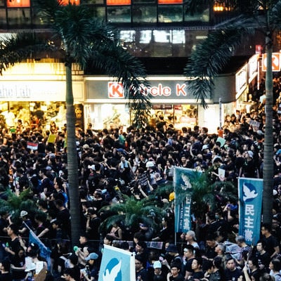 日が暮れてもデモ隊の抗議が続く（香港デモ）の写真