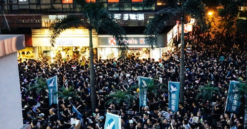 日が暮れてもデモ隊の抗議が続く（香港デモ）の写真