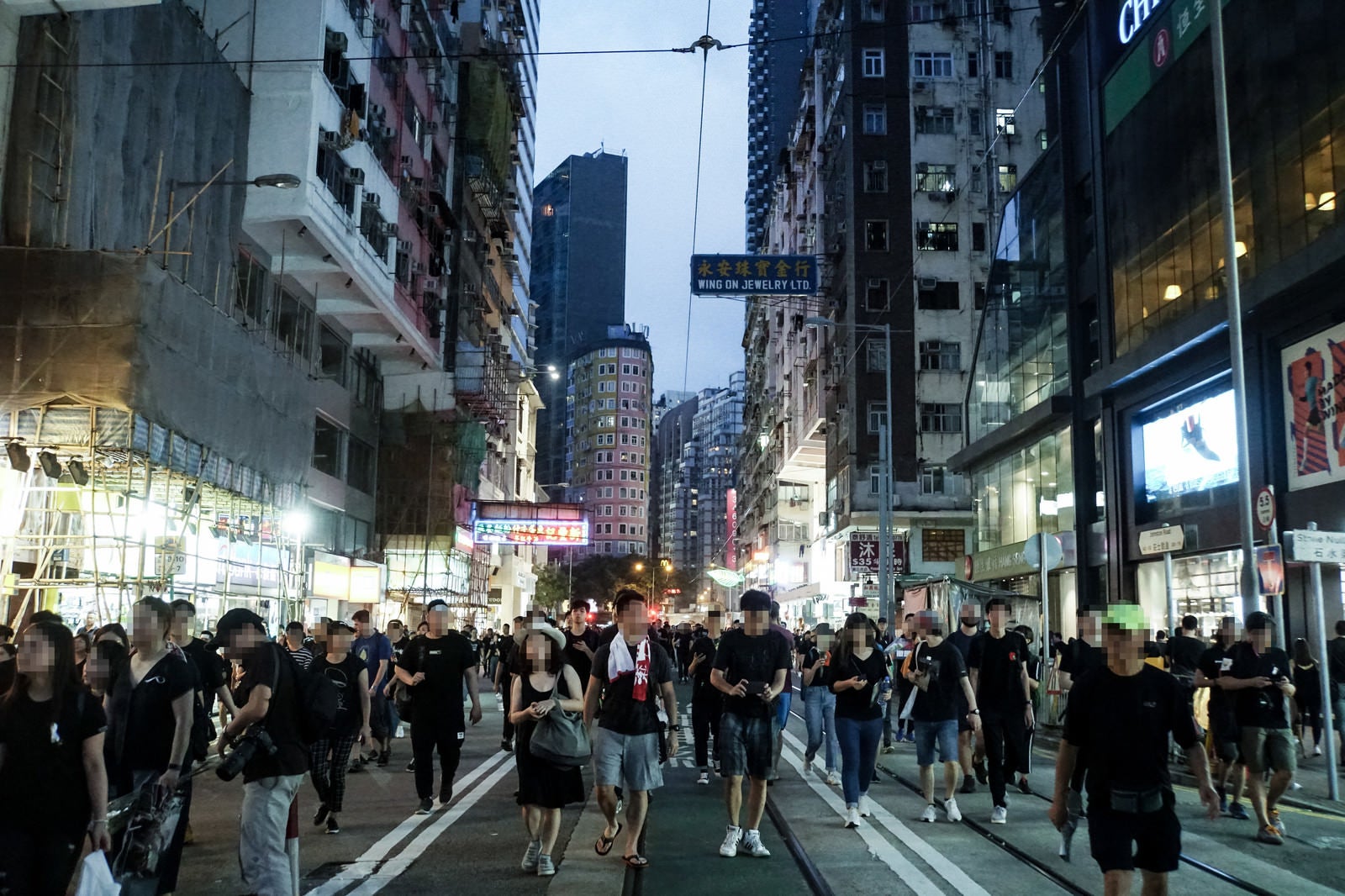 「路上を歩く人達（香港デモ）」の写真