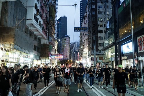 路上を歩く人達（香港デモ）の写真
