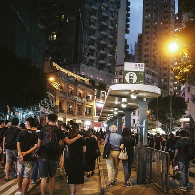 香港デモで路上を歩く人々の写真