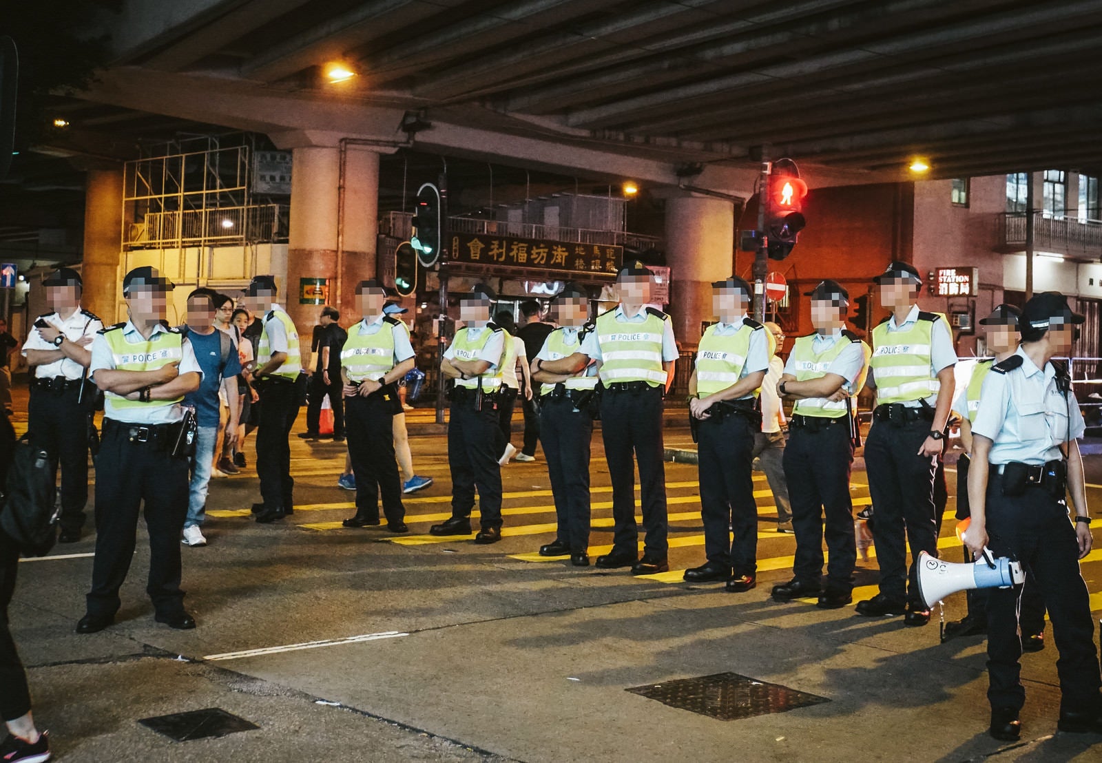 「香港デモで道を塞ぐ警察官」の写真
