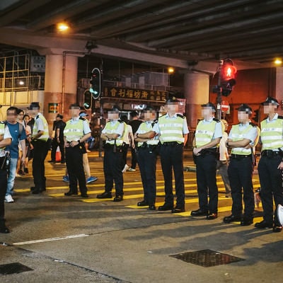 香港デモで道を塞ぐ警察官の写真