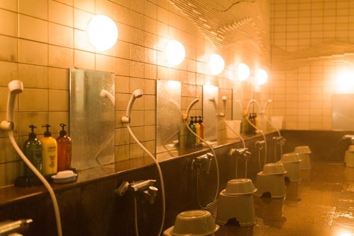 浴場（鏡とシャワー）の写真
