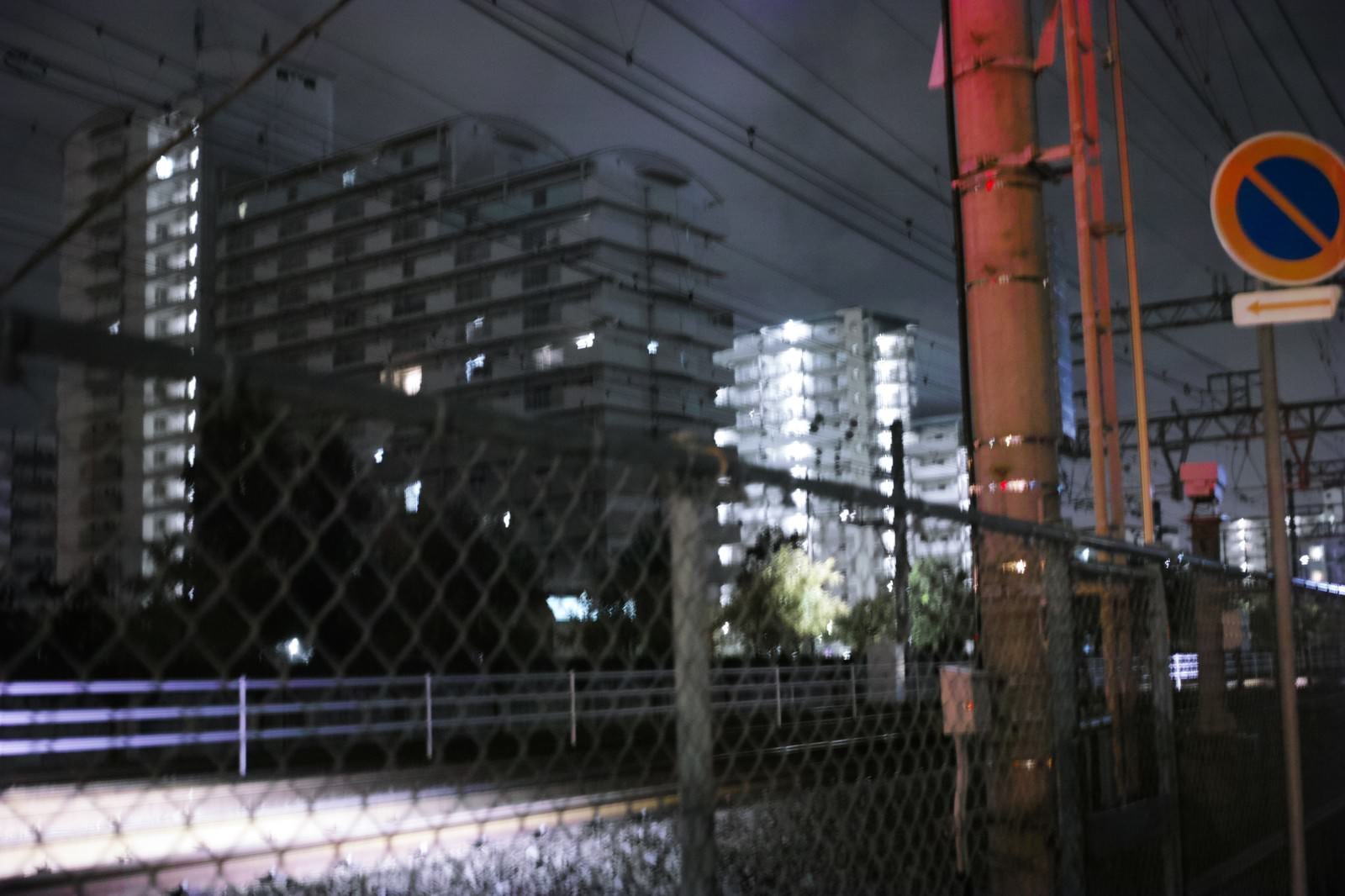 「深夜の線路とフェンス」の写真