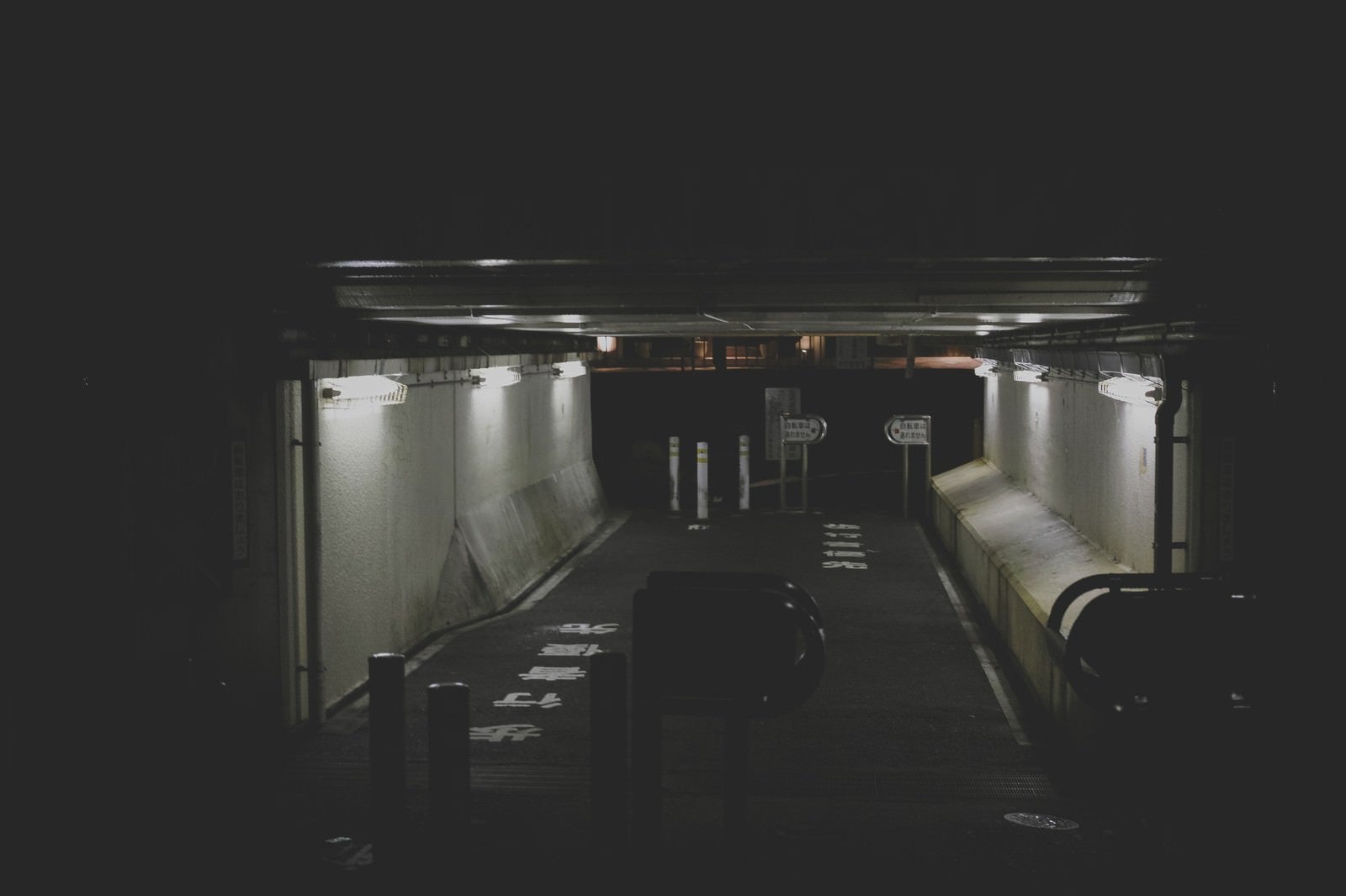 「薄暗い高架下の通路」の写真