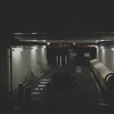 薄暗い高架下の通路の写真