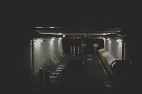 薄暗い高架下の通路の写真