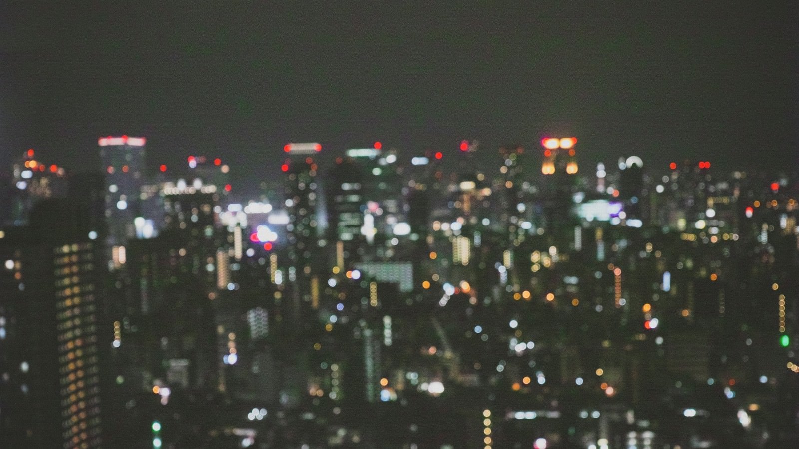 「ピンボケした都会の夜景」の写真