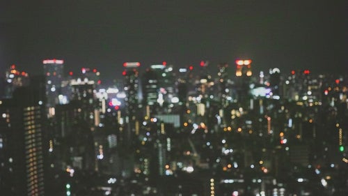 ピンボケした都会の夜景の写真