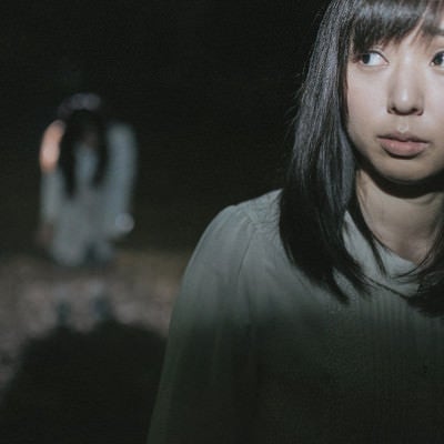 恐怖！背後に感じる人の気配に怯える女性の心霊体験の写真