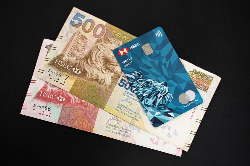 香港ドルとデビットカードの写真