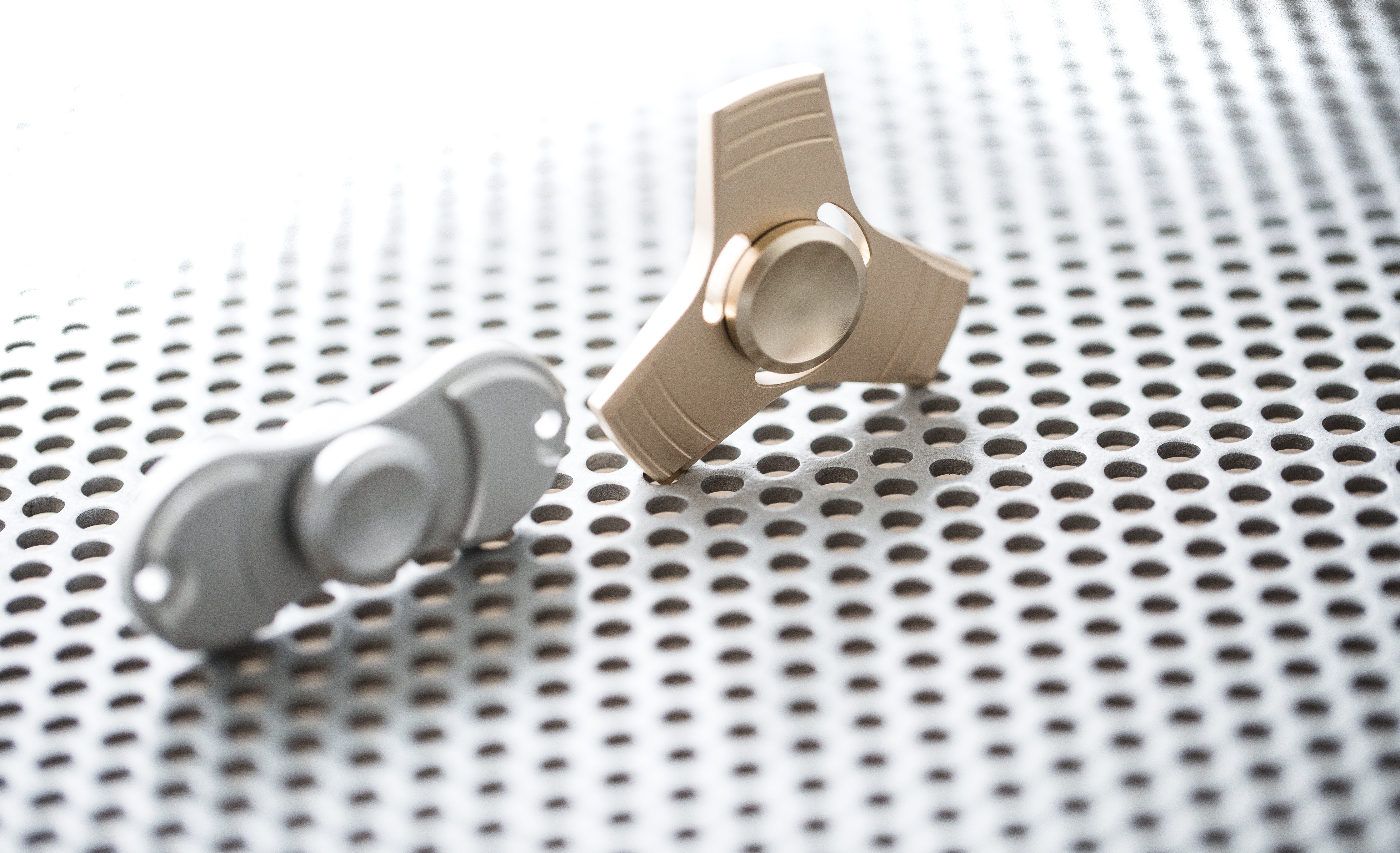 2枚羽と3枚羽のメタルハンドスピナーの無料の写真素材 - ID.19227