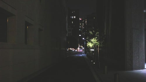 寝静まったビル街の写真