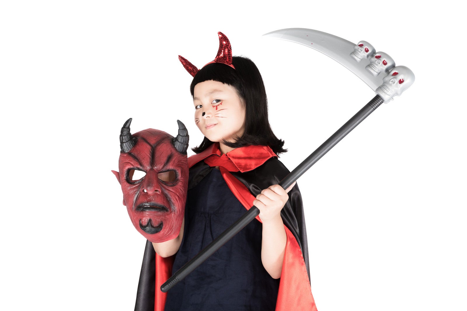 「ハロウィンにじっちゃんのマスクを持ち出す小悪魔ちゃん」の写真［モデル：ゆうき］