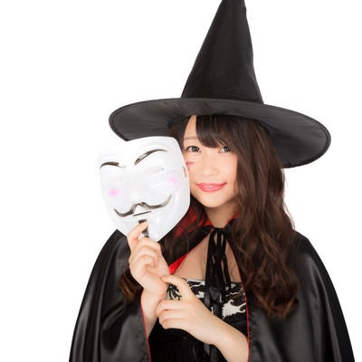 ハロウィンの仮装イベントに匿名で参加した魔女の写真