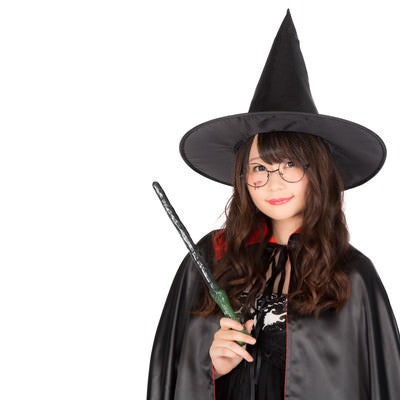 「ハロウィンは祝日になぁーれ」と魔法をかける魔道士さんの写真