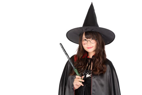 「ハロウィンは祝日になぁーれ」と魔法をかける魔道士さんの写真