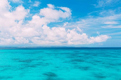 大きな白い雲と宮古ブルーの海の写真