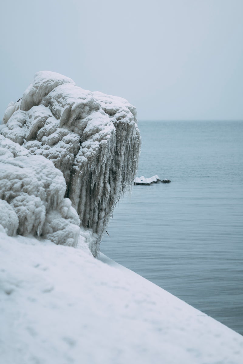 猪苗代湖にできた飛沫氷（しぶきごおり）