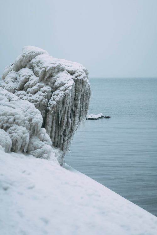 猪苗代湖にできた飛沫氷（しぶきごおり）の写真