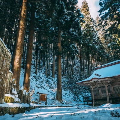 雪化粧した観音堂の写真