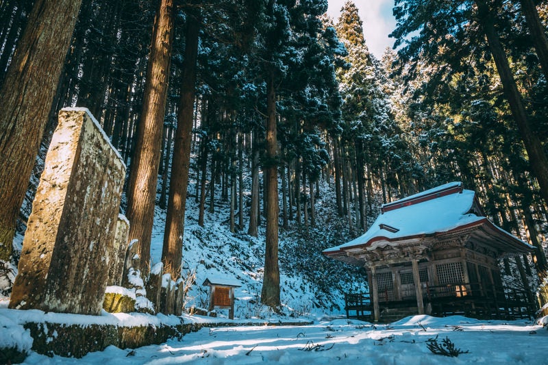 雪化粧した観音堂の写真