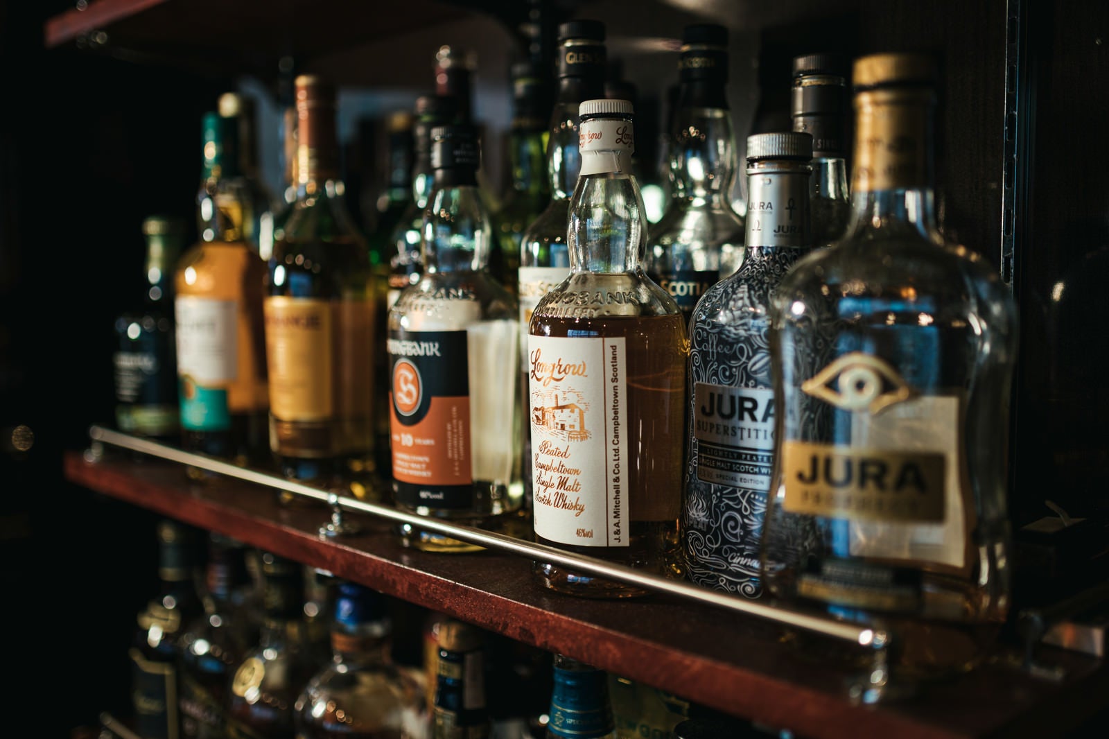 「バー店内の酒棚に並んだウイスキー」の写真