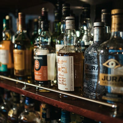 バー店内の酒棚に並んだウイスキーの写真