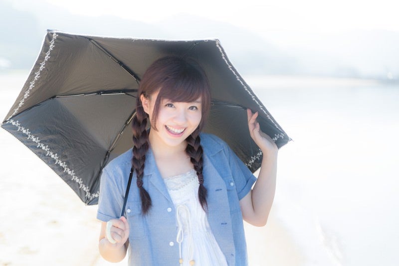 日傘とおさげの女性の写真