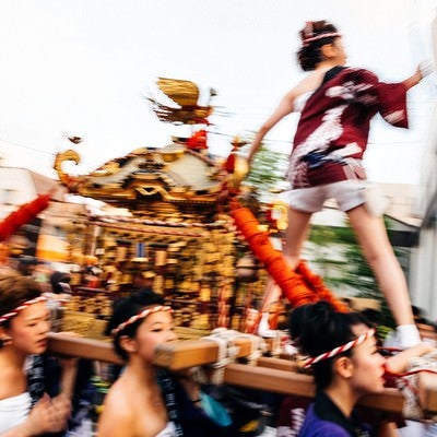 伊万里市、「どっちゃん祭り」の女神輿の迫力の写真