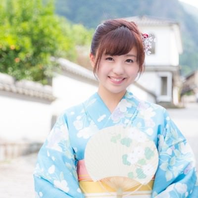 伊万里市大川内山へ観光に来た青い浴衣の若い女性の写真