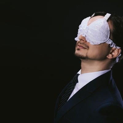 レースのアイマスクを装着する変態紳士の写真