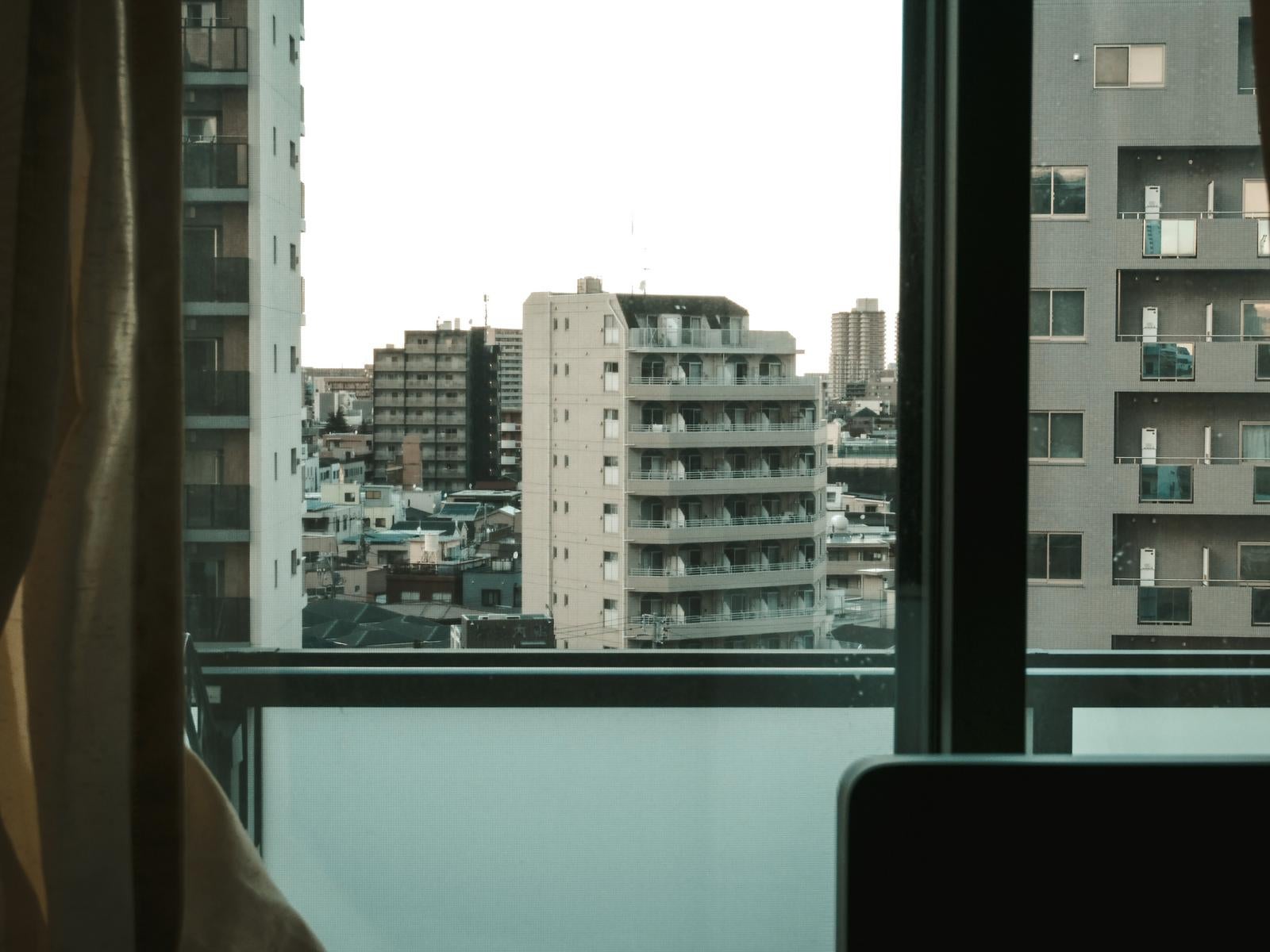「窓の向こうに広がる都市の風景」の写真